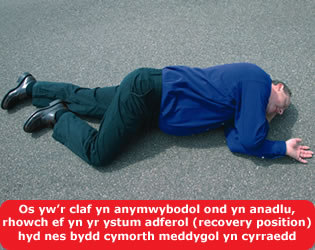Os yw’r claf yn anymwybodol ond yn anadlu, rhowch ef yn yr ystum adferol (recovery position) hyd nes bydd cymorth neddygol yn cyrraedd
